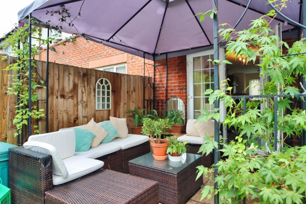 Longworth Close, London **3D FLOORPLAN AVAILABLE **